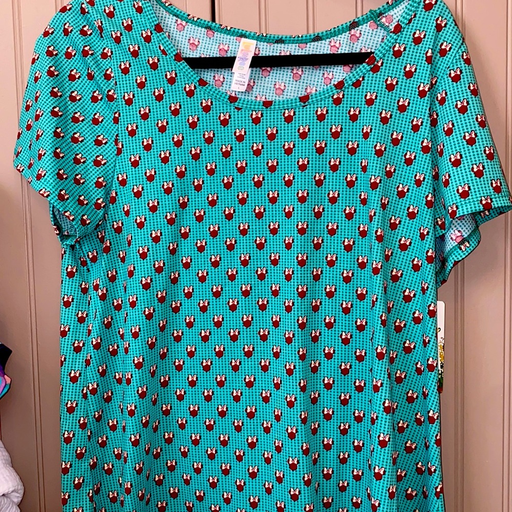 NWT Classic tee from LuLaRoe. Size Large
